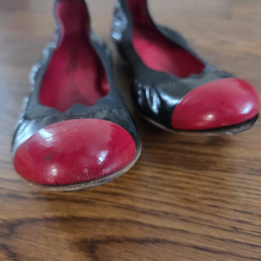 CHANEL Black and Red Flats with Glossy Finish - Picture 4 of 5